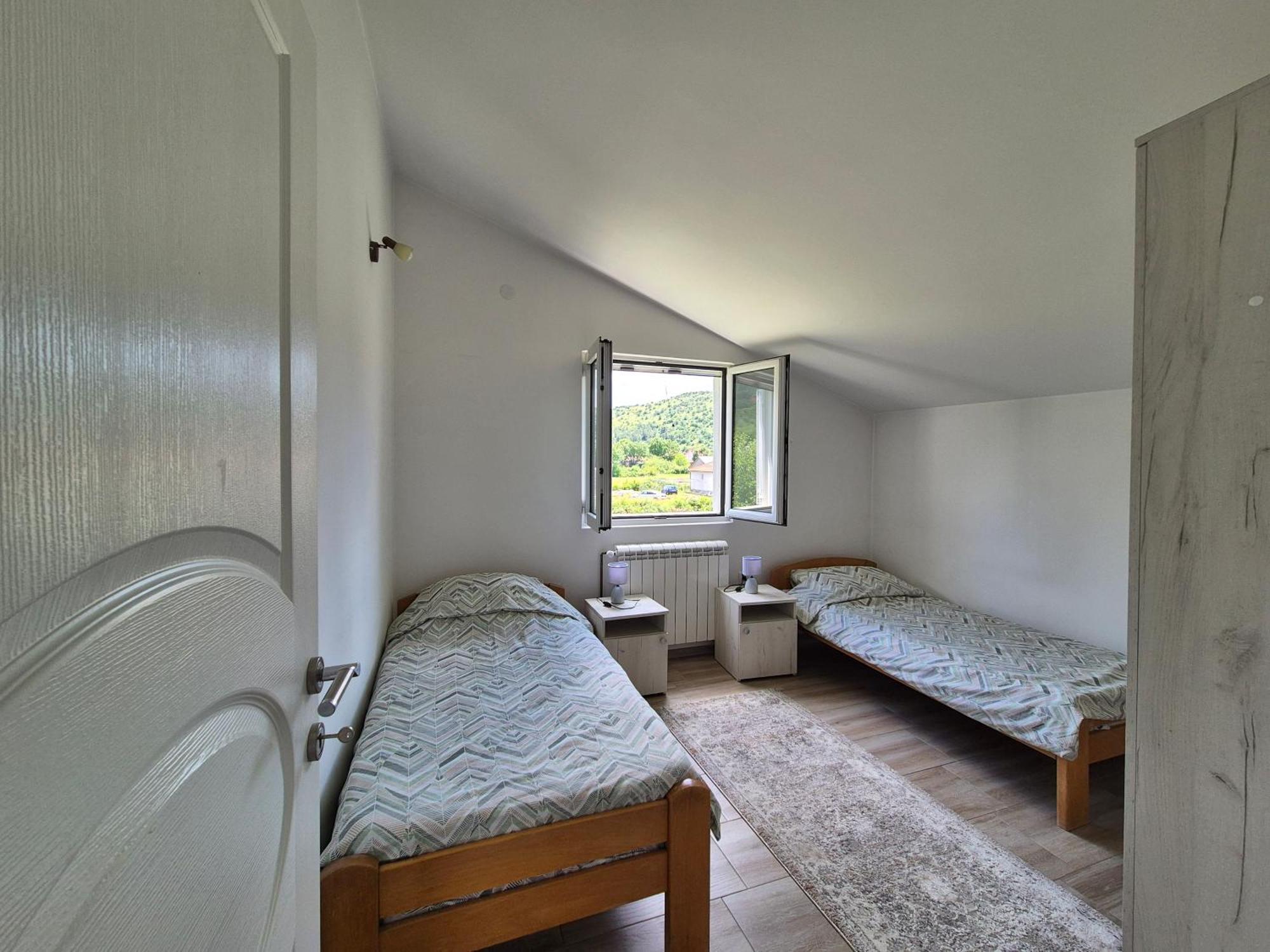 شقة Cozy, Fully Equipped, Free Parking&Wifi, Quiet, 2Bd بودغوريتْسا المظهر الخارجي الصورة